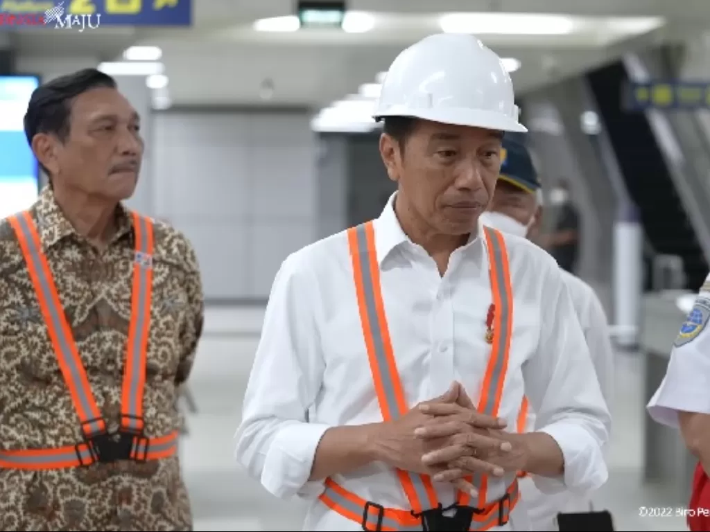 Presiden Jokowi usai menjajal LRT. (Tangkapan layar YouTube Sekretariat Presiden).