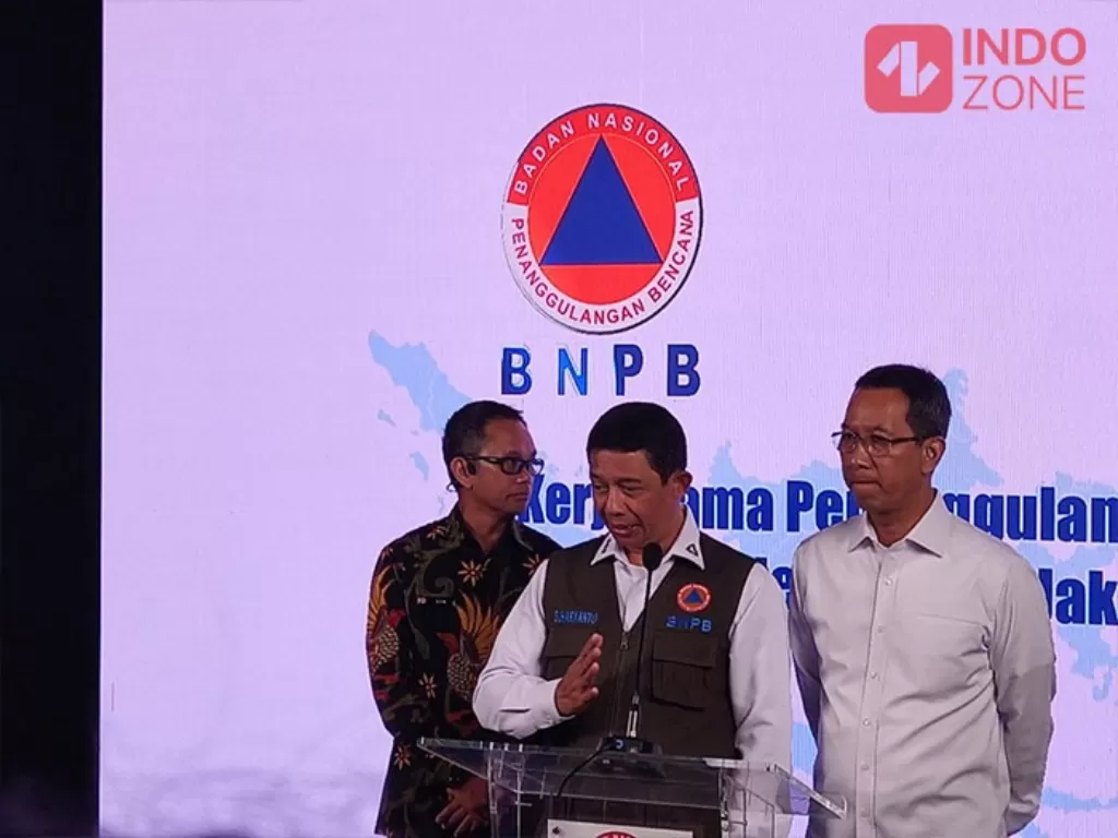 Kepala BNPB Letjen TNI Suharyanto dan Penjabat Gubernur DKI Jakarta, Heru Budi. (INDOZONE/ Febyora Dwi Rahmayani).