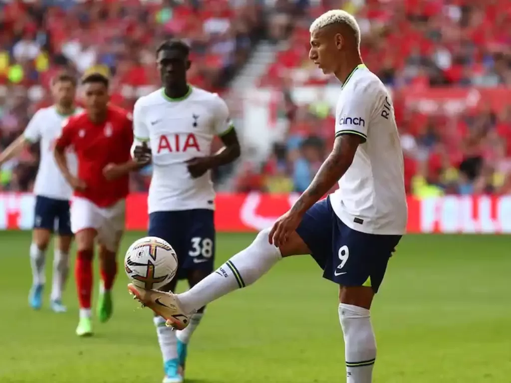 Pemain Tottenham Hotspur, Richarlison, melakukan juggling bola (REUTERS/David Klein)