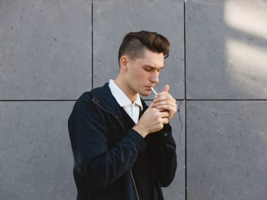 Ilustrasi seorang remaja sedang mengisap rokok ketengan. (Freepik)