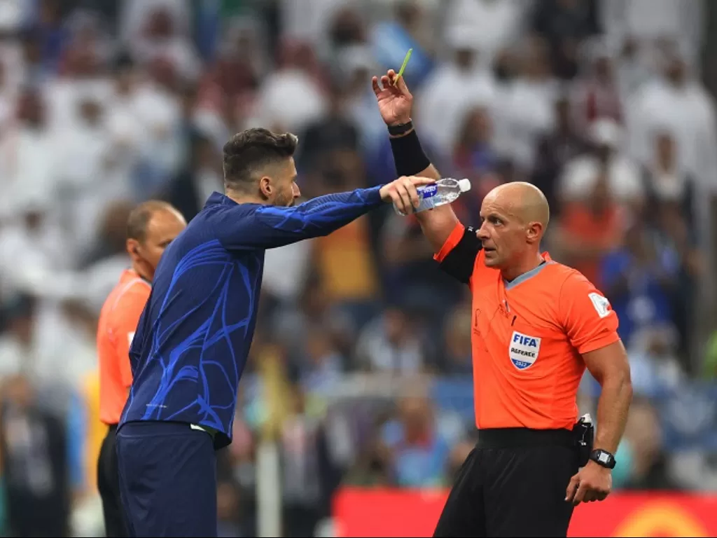 Szymon Marciniak memberikan kartu kuning kepada Olivier Giroud karena melakukan protes keras di final Piala Dunia 2022 antara Argentina vs Prancis. (REUTERS/Carl Recine)