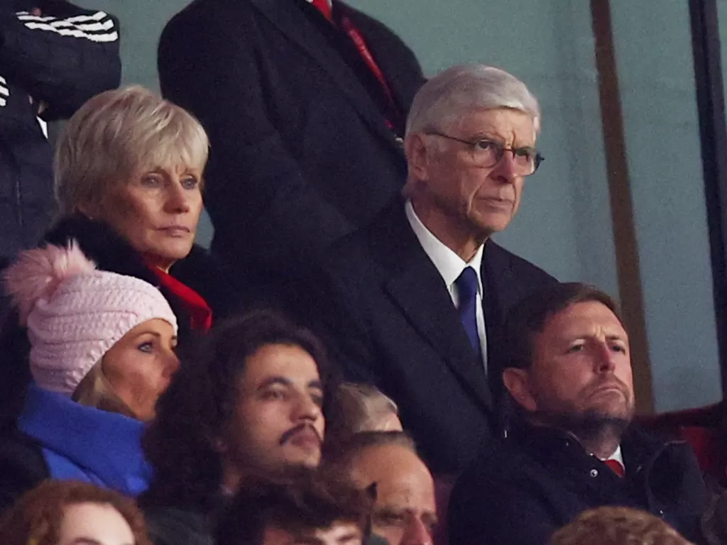 Arsene Wenger (kanan atas) menonton laga Arsenal vs West Ham dari tribun Stadion Emirates, Selasa (27/12/2022) dini hari WIB. (REUTERS/David Klein)