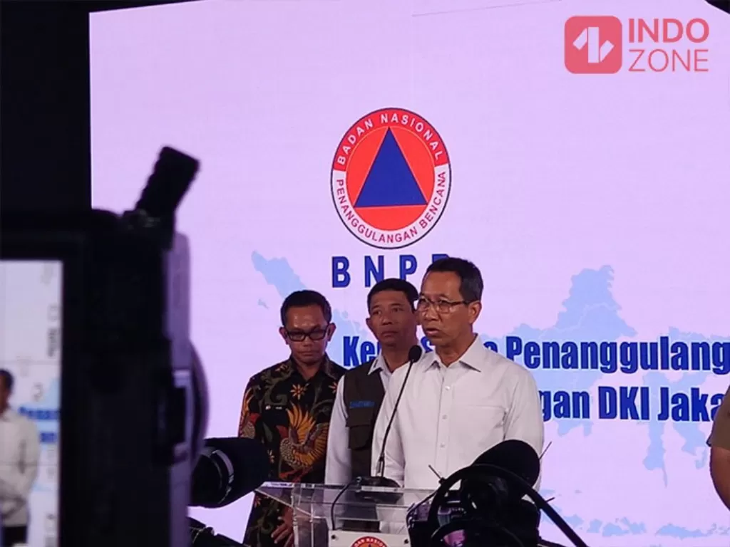 Penjabat Gubernur DKI Jakarta Heru Budi Hartono saat melakukan konferensi pers terkait kerja sama penanggulangan bencana. (INDOZONE/ Febyora Dwi Rahmayani).