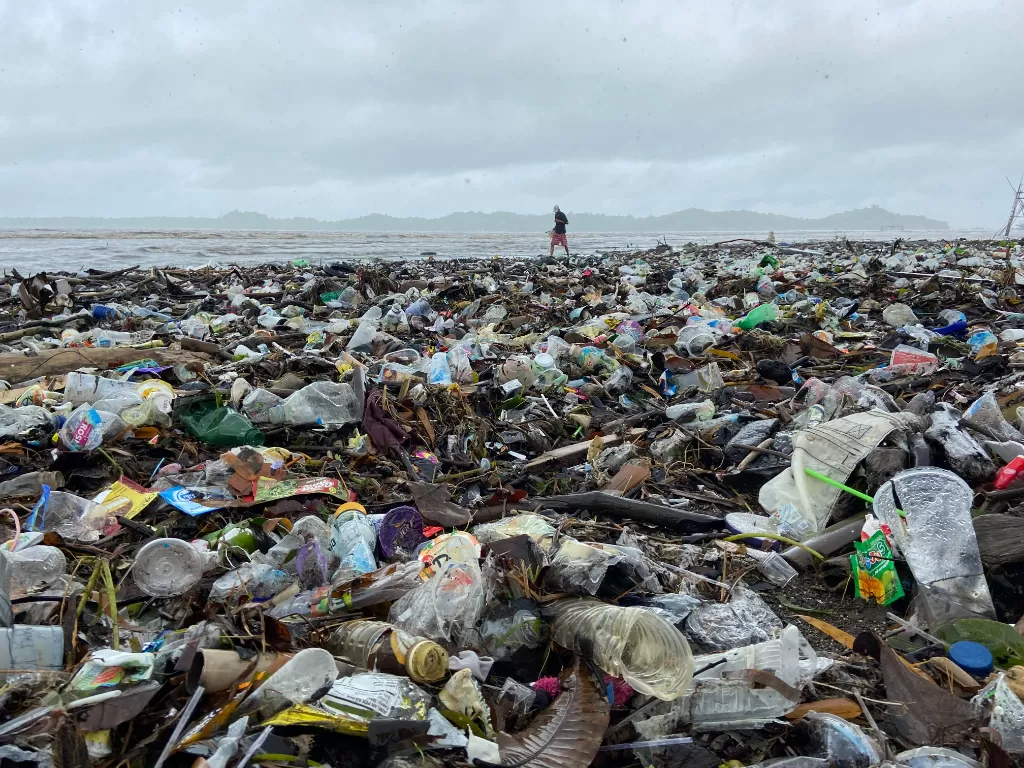 Lautan sampah di Pantai Mattirotasi, Parepare. (Z Creators/Rudi Hartono)