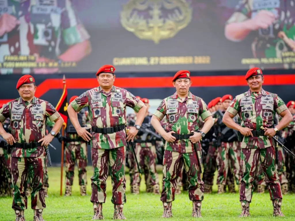 Kapolri Jenderal Polisi Listyo Sigit Prabowo menggunakan baret merah khas TNI (Dok. Divisi Humas Mabes Polri)