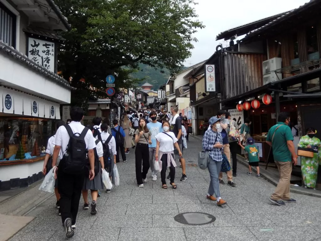 Ilustrasi - Orang-orang berjalan-jalan di dekat kuil Kiyomizu-dera, objek wisata populer di kalangan turis, di Kyoto, Jepang barat 18 Juni 2022. Foto diambil 18 Juni 2022. (REUTERS/Satoshi Sugiyama)