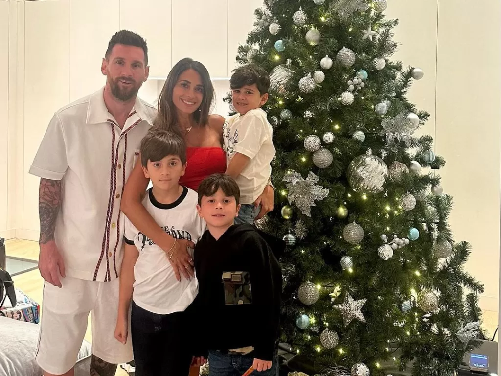  Lionel Messi dan Antonela Roccuzzo berkumpul dengan anak-anaknya rayakan Natal. (Instagram/@antonelaroccuzzo)