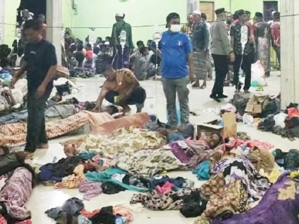 Sejumlah imigran Rohingya mendapatkan perawatan (ANTARA FOTO/HO/Bidhumas Polda Aceh)