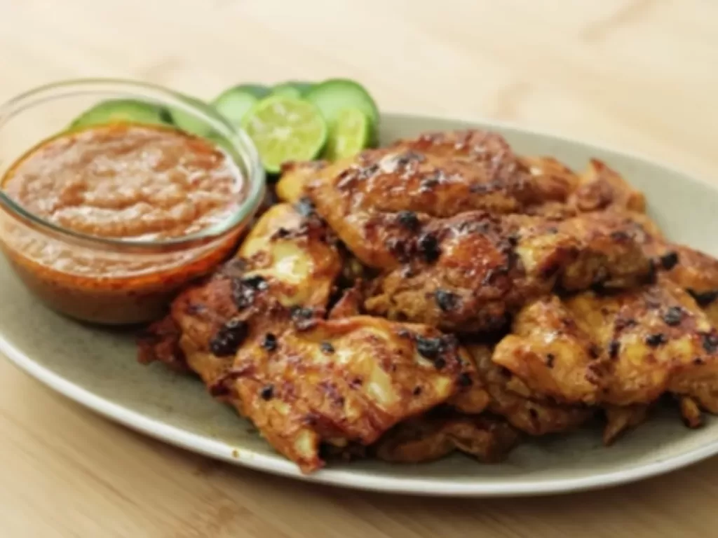 Ayam bakar bumbu kacang ala Chef Devina Hermawan (YouTube/Devina Hermawan)