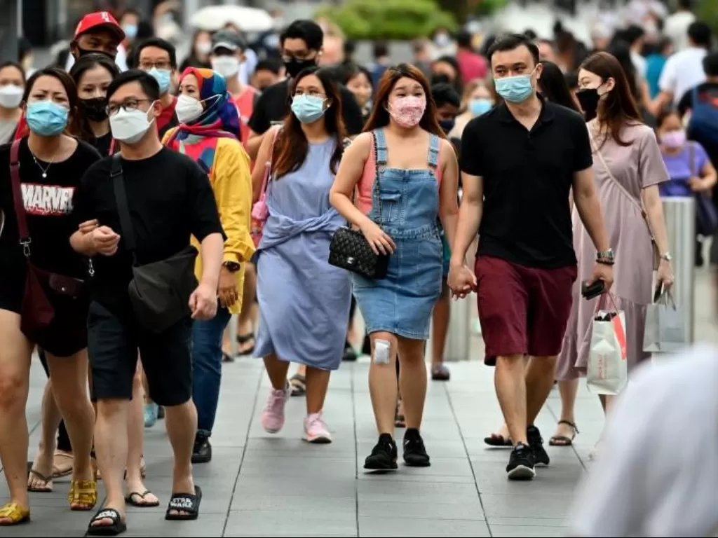 Potret Warga Singapura jalan kaki pakai masker. (REUTERS)