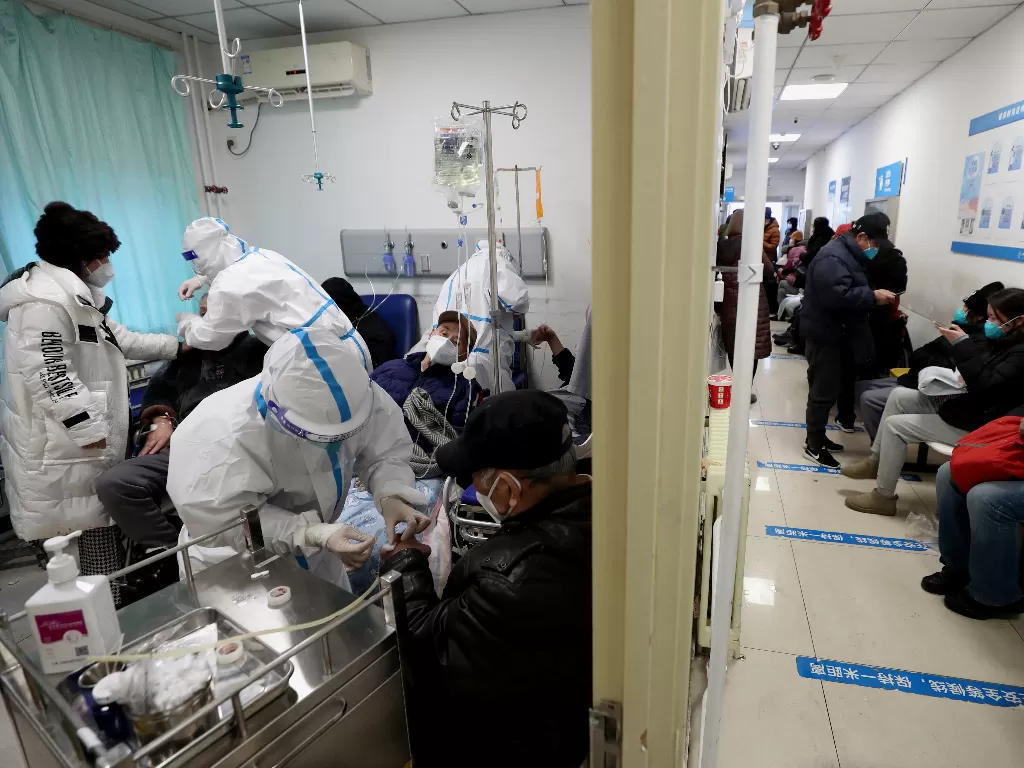 Pekerja medis kelimpungan menangani pasien yang terinfeksi Covid-19 di sebuah klinik di China. (China Daily via REUTERS) 