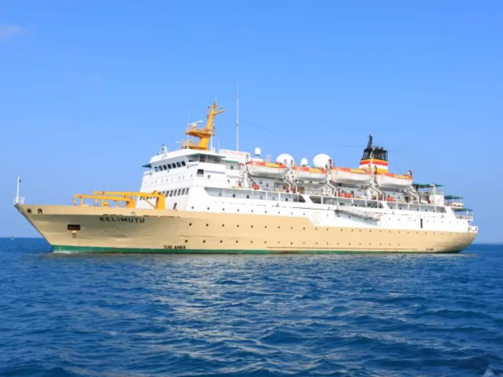 Kapal Pelni yang bawa wisatawan Karimunjawa yang terjebak. (ANTARA/HO-PT Pelni/am)