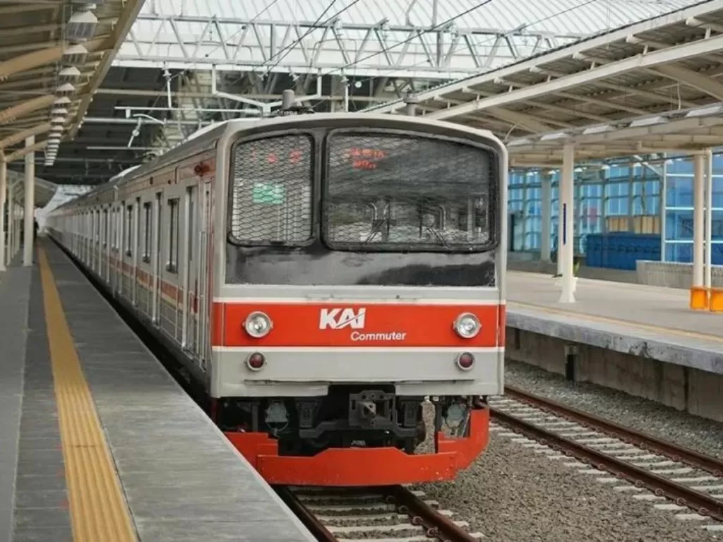 Ilustrasi transportasi umum, KRL Commuter di stasiun. (Antara)