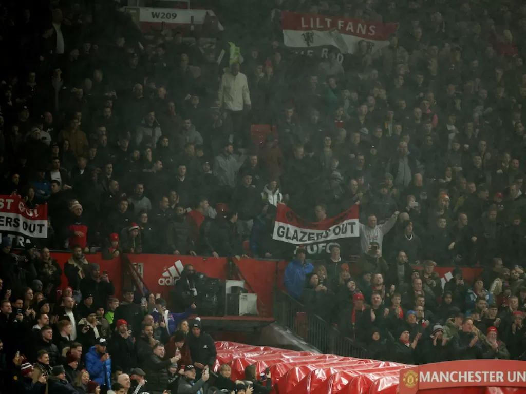 Fans Man United memadati Old Trafford (REUTERS/Phil Noble)