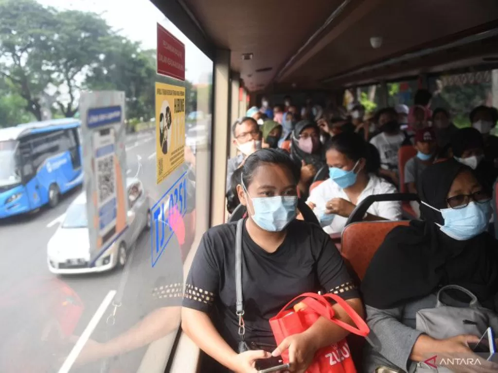 Ilustrasi warga duduk di dalam bus wisata gratis TransJakarta. (Antara/Akbar Nugroho Gumay)