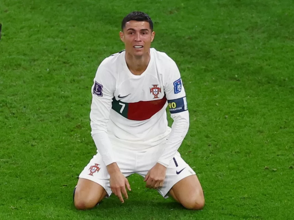 Cristiano Ronaldo kecewa gagal bawa Portugal berprestasi di Piala Dunia 2022. (REUTERS/Paul Childs)