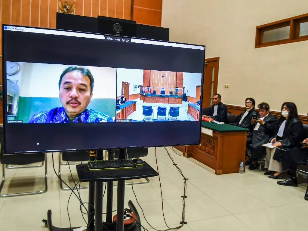 Terdakwa mantan Menteri Pemuda dan Olahraga Roy Suryo menjalani sidang putusan yang berlangsung secara daring di Pengadilan Negeri Jakarta Barat, Jakarta, Rabu (28/12/2022). (ANTARA FOTO/Galih Pradipta)