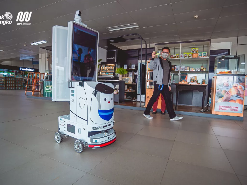 Robot DINA (Digital Intelligent Assistant), berpatroli di dalam stasiun MRT (MRT Jakarta)