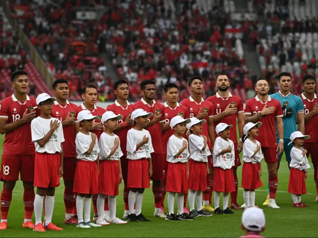 Pemain Timnas Indonesia menyanyikan lagu kebangsaan 'Indonesia Raya' sebelum melakoni laga kontra Kamboja. (ANTARA FOTO/Aditya Pradana Putra)