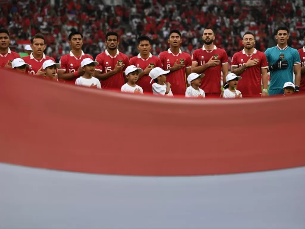 Sejumlah punggawa Timnas Indonesia menyanyikan lagu Indonesia Raya sebelum bertanding. (ANTARA FOTO/Aditya Pradana Putra)