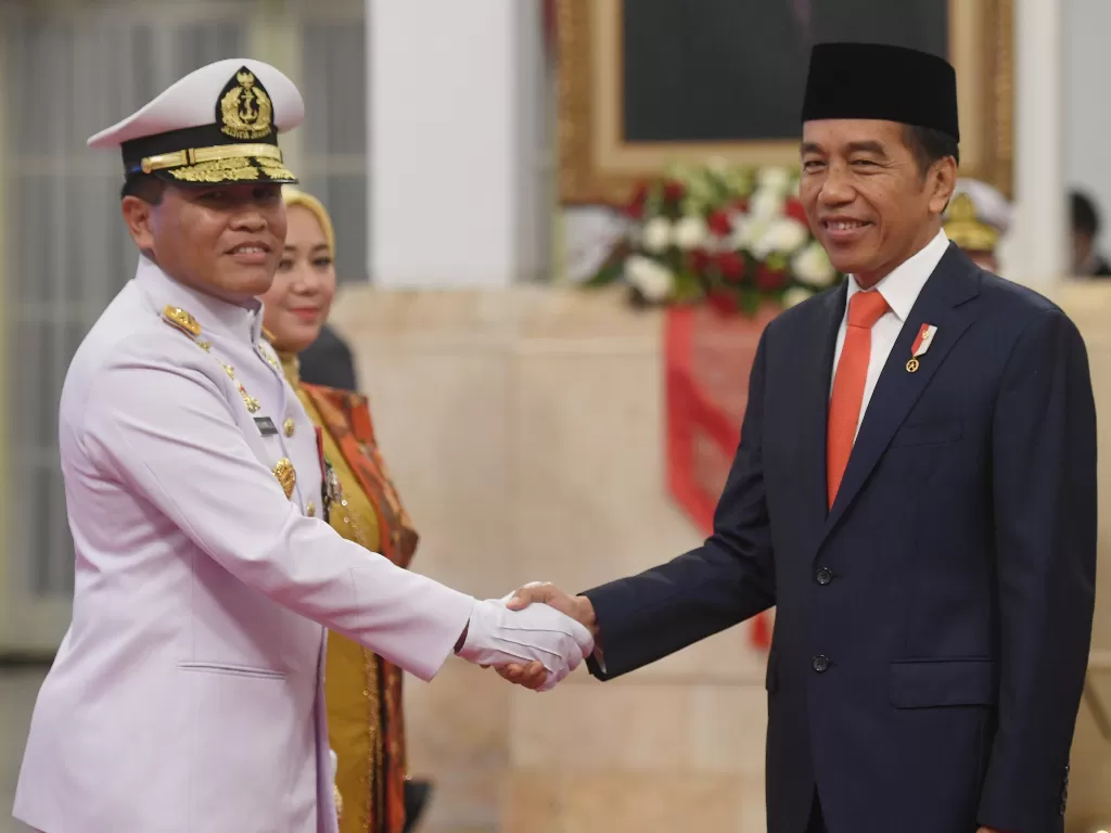  Presiden Joko Widodo (kanan) dan Kepala Staff TNI Angkatan Laut (KSAL) Laksamana TNI Muhammad Ali. (ANTARA FOTO/Hafidz Mubarak)