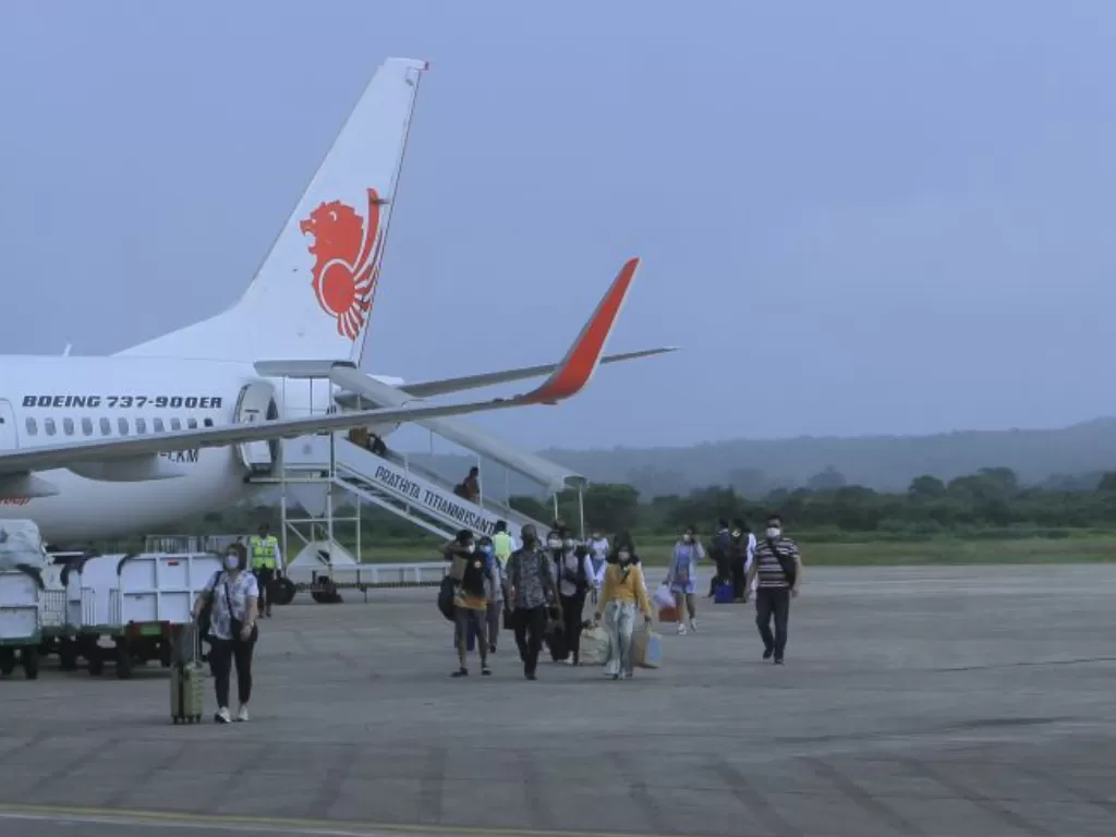 Ilustrasi Sejumlah penumpang turun dari pesawat yang baru tiba di bandara El Tari, Kupang, NTT. (Antara/Kornelis Kaha)
