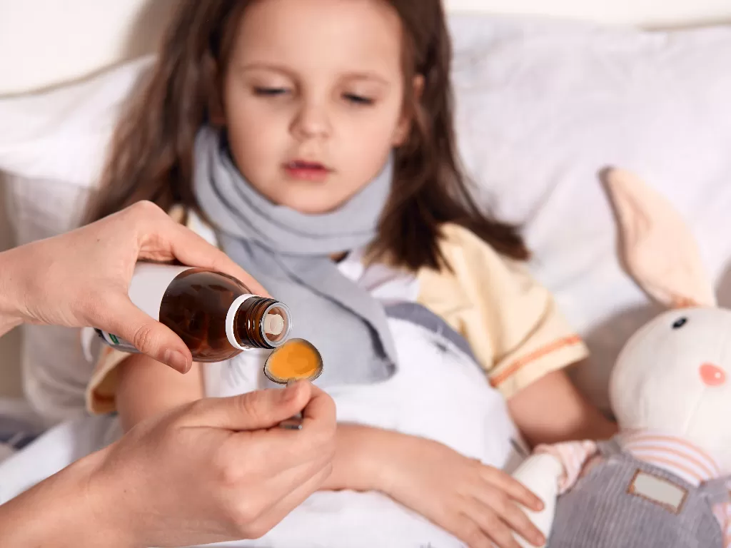 Ilustrasi anak yang sedang mengonsumsi obat sirup berbahaya. (Freepik)