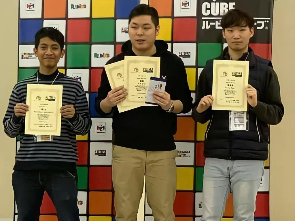 Daeng Rubik (kiri) ketika ikut kompetisi di Jepang (Dok. Pribadi)