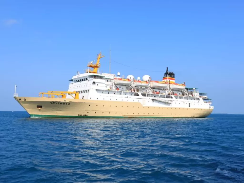 Kapal KM Kelimutu yang dikelola PT Pelni, digunakan untuk membantu evakuasi ratusan turis terjebak di Karimunjawa. (PT PELNI)