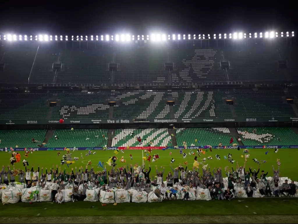 Fans Real Betis menyumbangkan ribuan mainan untuk kado Natal (Twitter/@RealBetis)