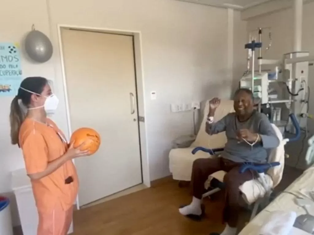 Pesepakbola legendaris, Pele, saat menjalani perawatan di salah satu rumah sakit Brasil. (Reuters)