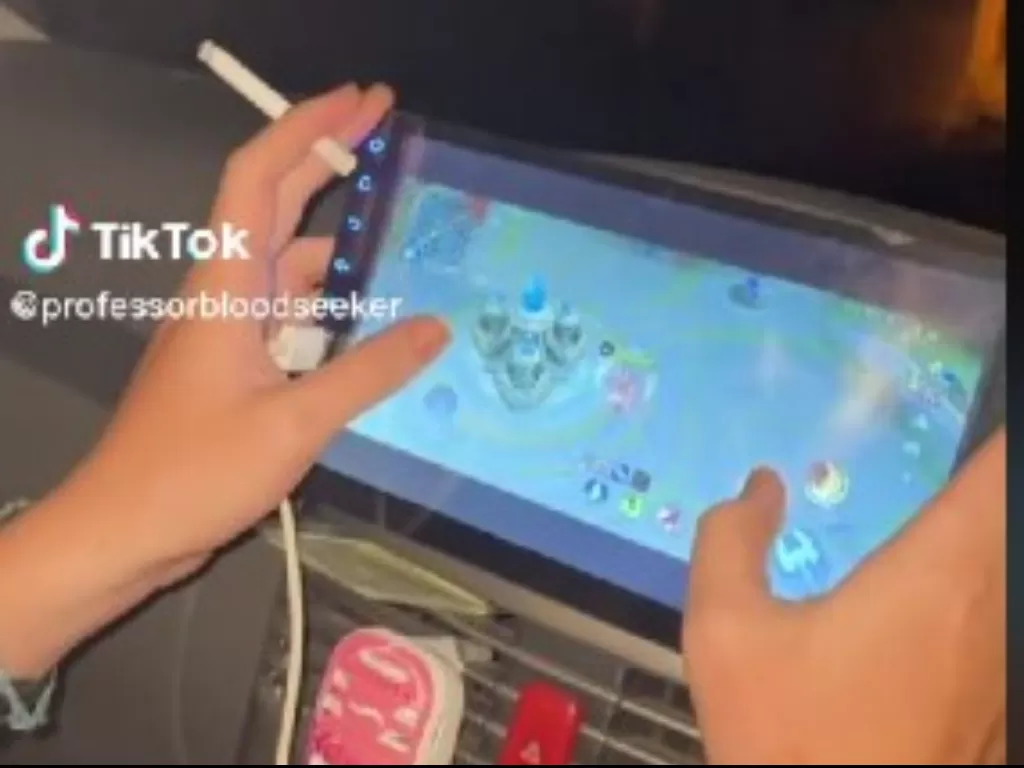 Remaja asyik bermain Mobile Legends di tape mobil. (TikTok/@professorbloodseeker)