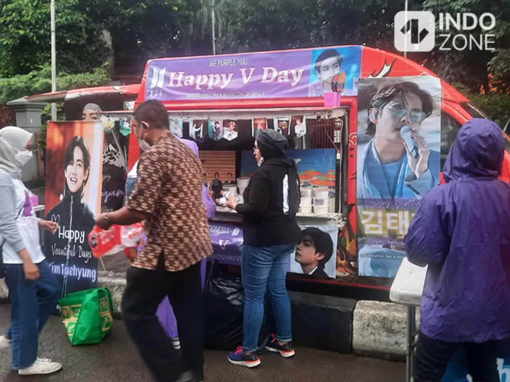Army Indonesia membagikan makanan gratis dalam rangka ulang tahun V BTS. (INDOZONE/M Fadli).