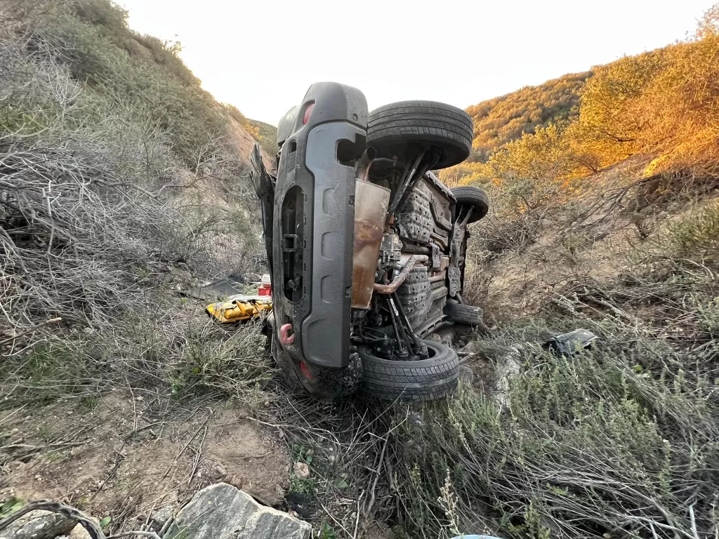 Mobil yang dikendarai korban mengalami kerusakan parah. (Facebook/San Bernardino County Fire)