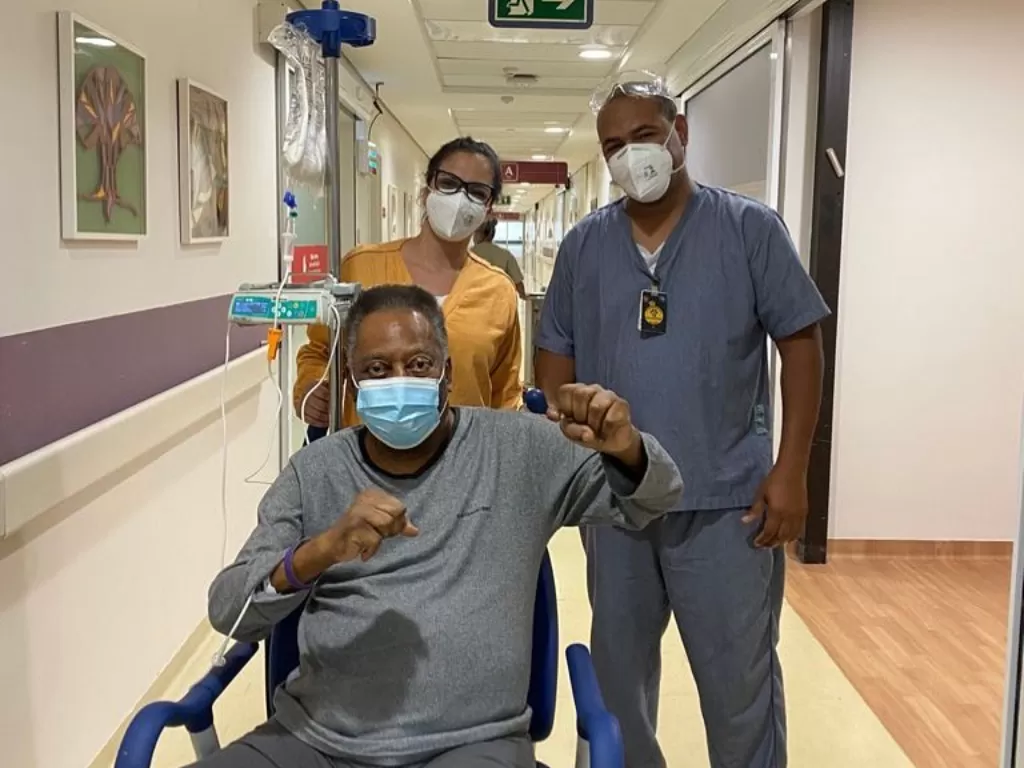 Legenda pesepakbola Brasil, Pele, saat menjalani perawatan medis di salah satu rumah sakit Brasil. (Instagram/pele)