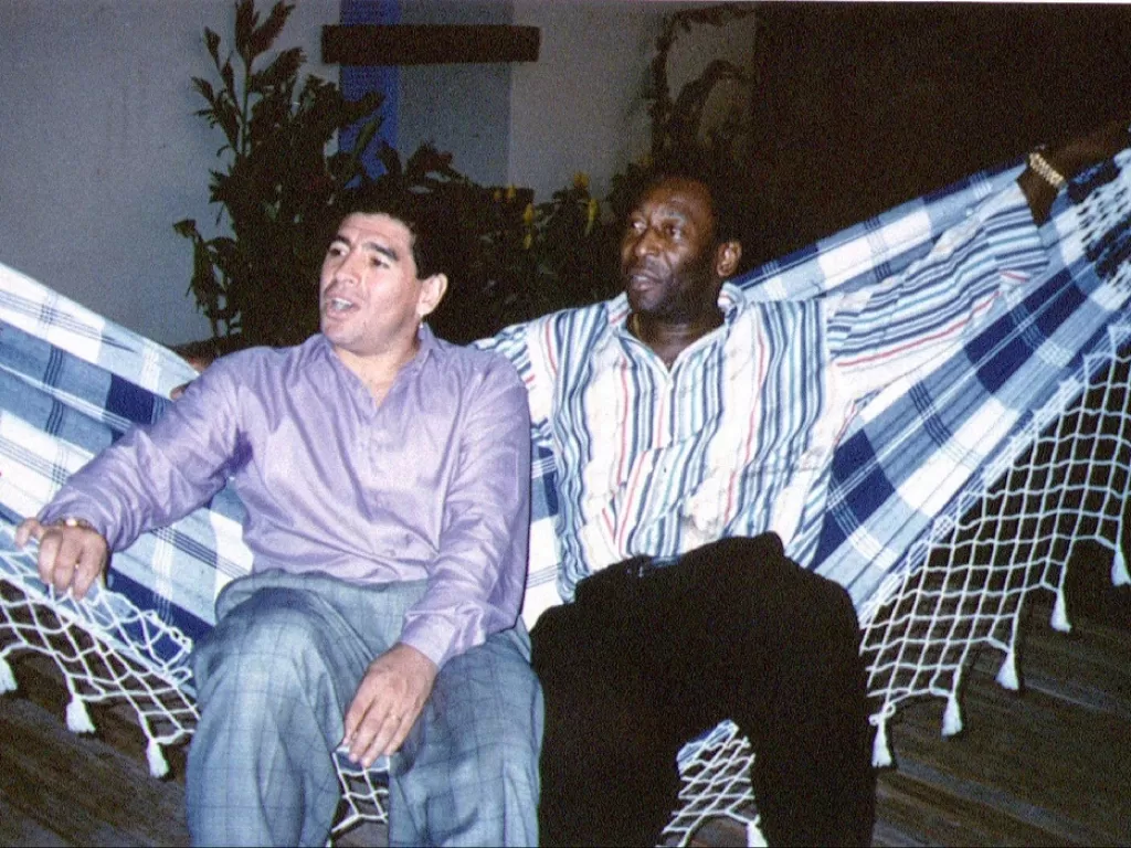 Diego Armando Maradona dan Pele bersantai bersama pada 1995 silam (REUTERS/Stringer)