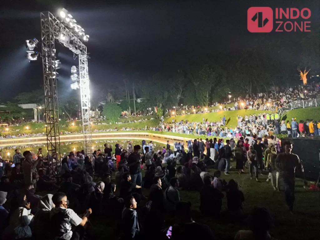 Puluhan ribu Masyarakat padati Taman Mini Indonesia Indah (TMII) Jakarta Timur, untuk merayakan perayan malam tahun baru 2023. (INDOZONE/Febyora Dwi Rahmayani)