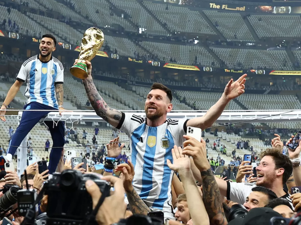 Lionel Messi diarak usai bawa Timnas Argentina juara Piala Dunia 2022 (REUTERS/Kai Pfaffenbach)