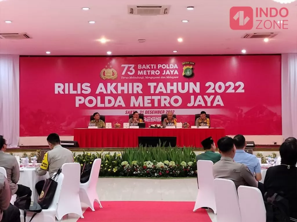 Kapolda Metro Jaya Irjen Fadil Imran (tengah) pimpin rilis akhir tahun 2022 di Mapolda Metro Jaya, Jakarta. (INDOZONE/Samsudhuha Wildansyah).