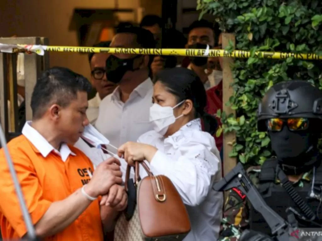 Tersangka Ferdy Sambo (kiri) bersama Istrinya tersangka Putri Candrawathi (kanan) keluar dari rumah dinasnya yang menjadi TKP pembunuhan Brigadir J di Jalan Duren Tiga Barat, Kompleks Polri Duren Tiga, Jakarta, Selasa (30/8/2022). (ANTARA)