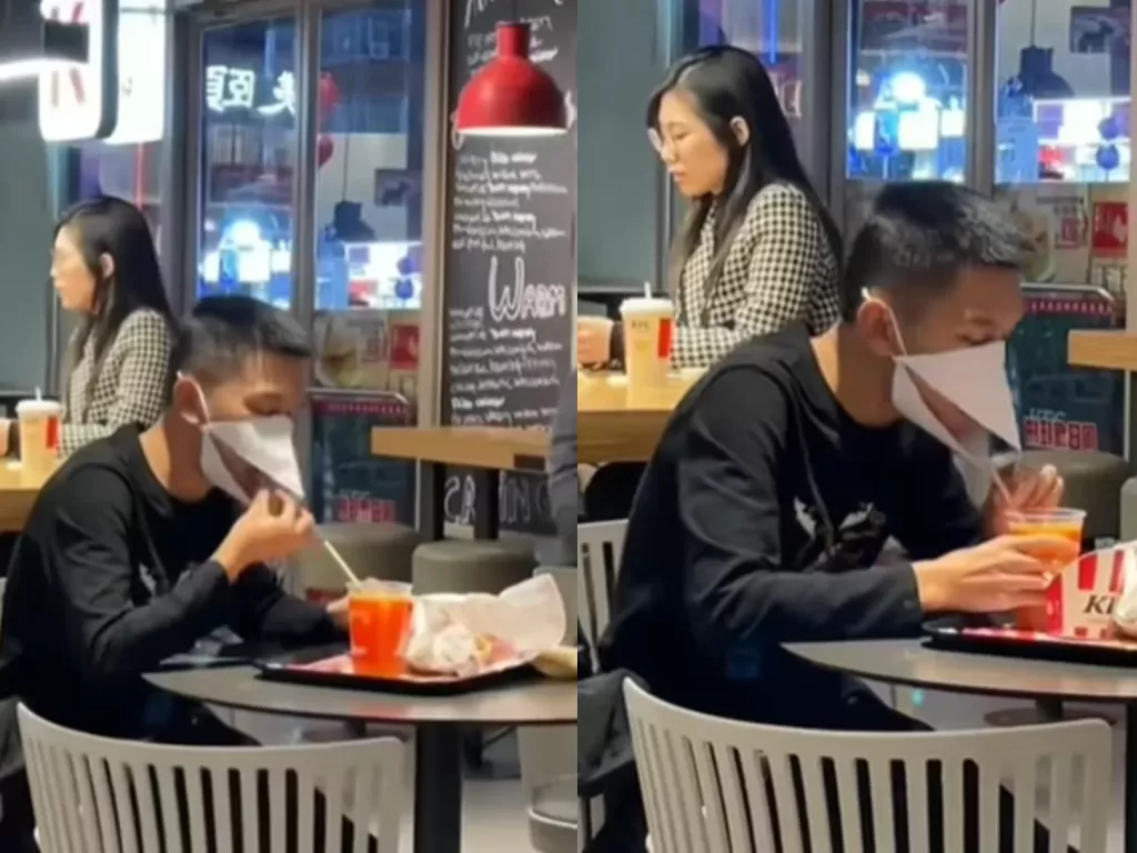 Seorang pria makan di restoran cepat saji tanpa melepas maskernya yang berbentuk unik. (Screenchoot/Instagram/@netizeniseng)