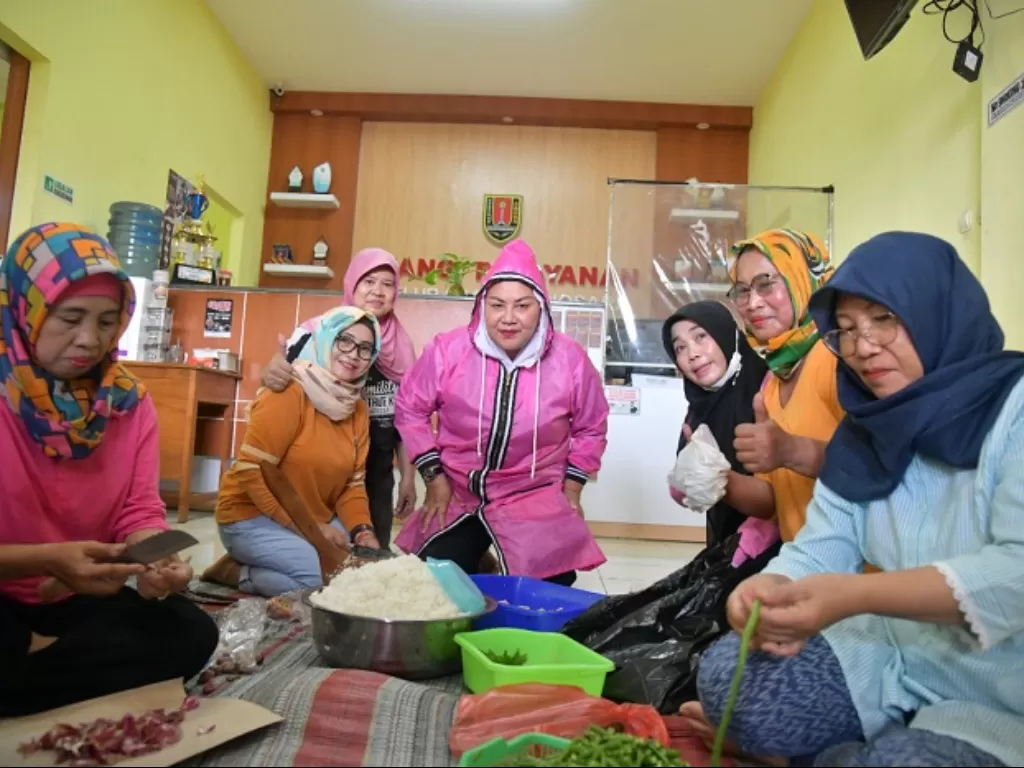 Pemkot Semarang dirikan dapur umum untuk bantu warga terdampak banjir. (Dok. Pemkot Semarang)