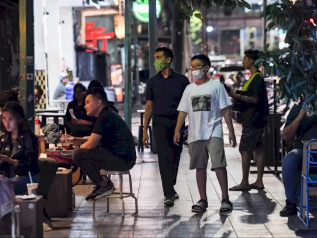Ilustrasi warga mengenakan masker saat beraktivitas di kawasan Melawai, Jakarta. (ANTARA FOTO/Hafidz Mubarak A)