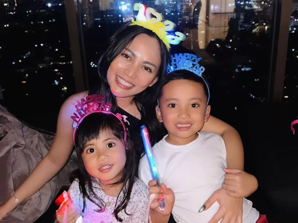 Rachel Vennya dan kedua anaknya merayakan Tahun Baru 2023. (Instagram/@rachelvennya)