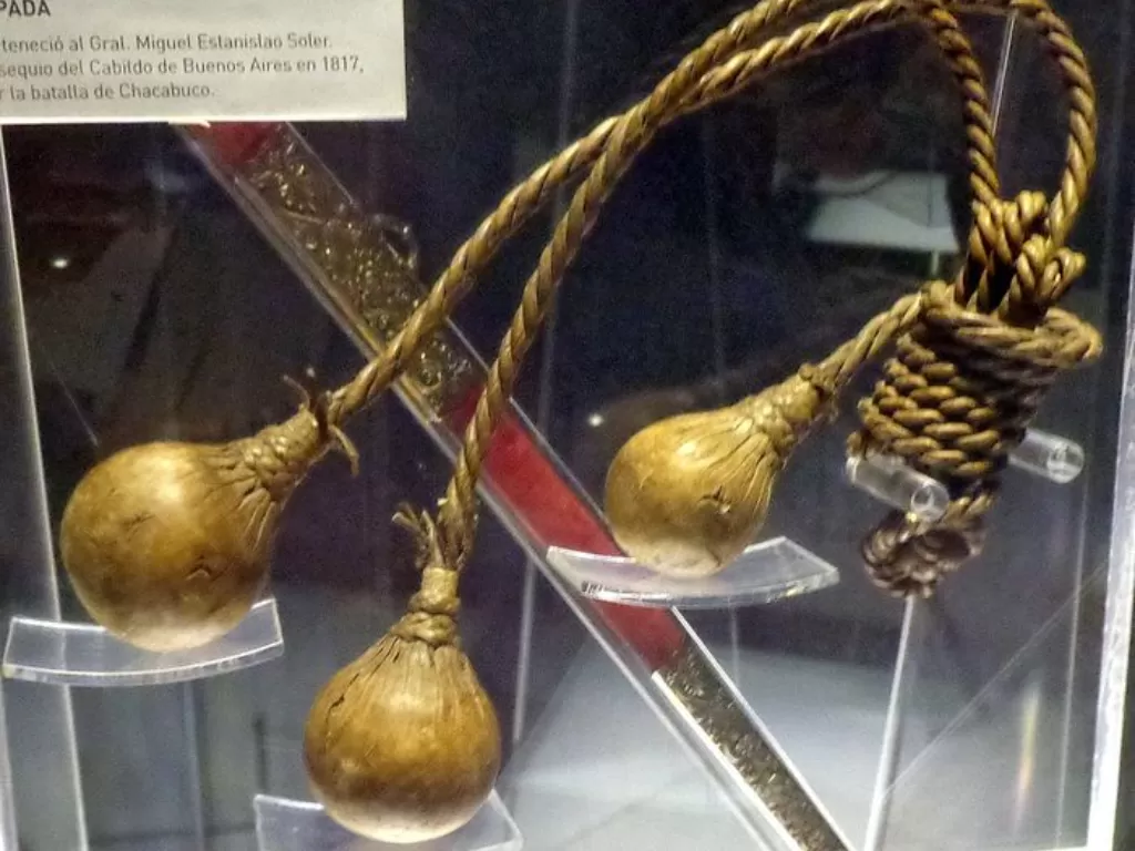 Boleadoras atau bolas, senjata koboi Argentina yang bentuknya mirip lato-lato atau klackers (Roberto Fiadone/Wikimedia Commons)