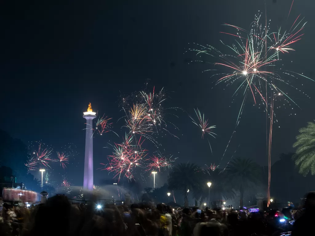 Suasana pesta kembang api menyambut tahun baru 2023 di Kawasan Monas, Jakarta Pusat. (ANTARA FOTO/Muhammad Adimaja).