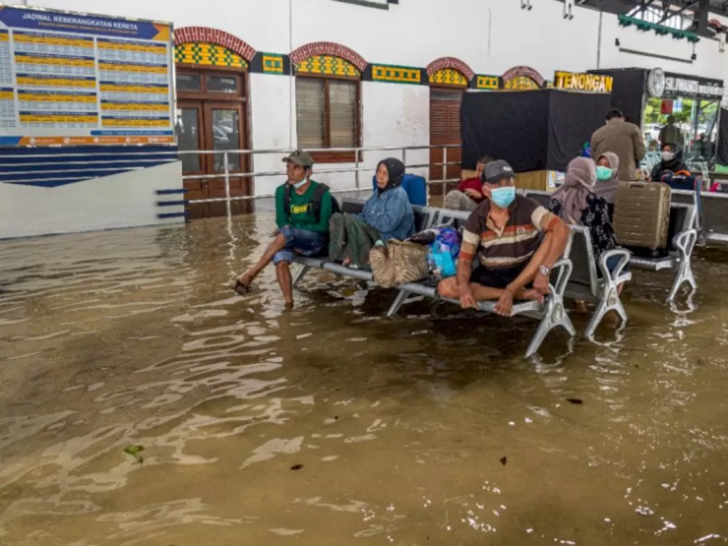 Banjir di Stasiun Tawang, Semarang, Jawa Tengah, Sabtu (31/12/2022). (ANTARA FOTO/Aji Styawan)