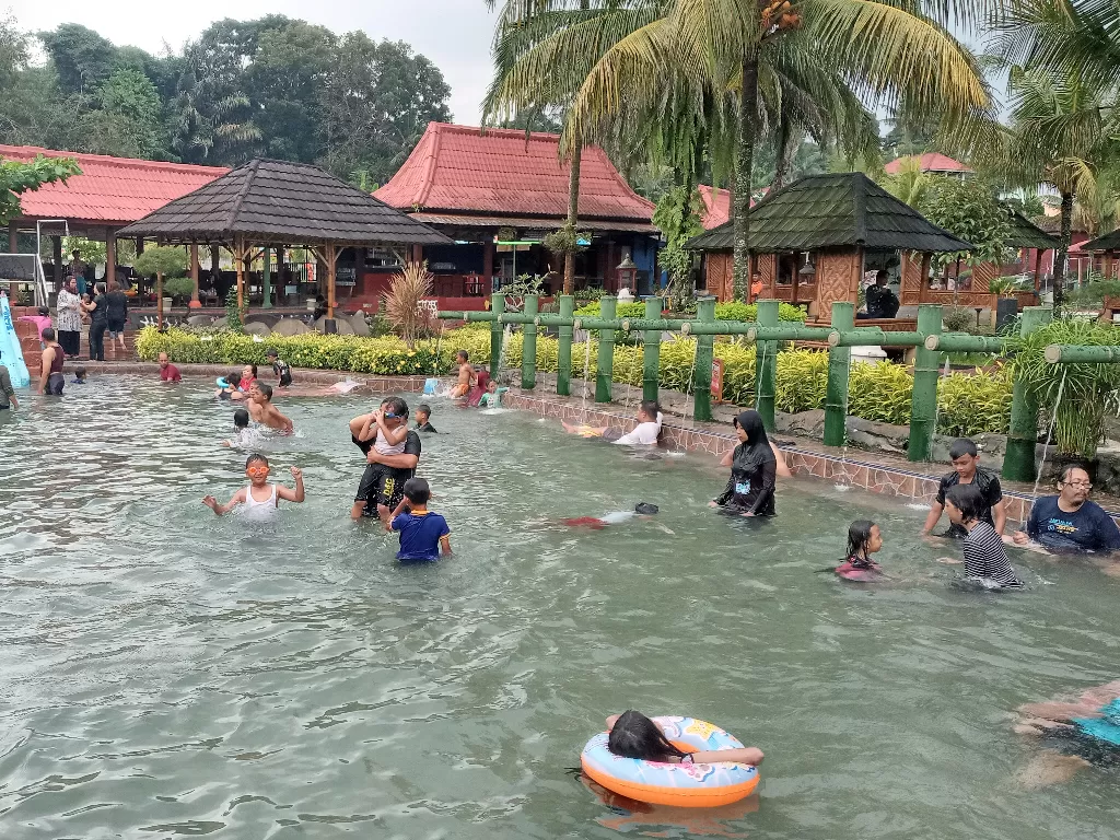 pengunjung berendam di kolam air hangat Owabong (Z Creators/Eksani)