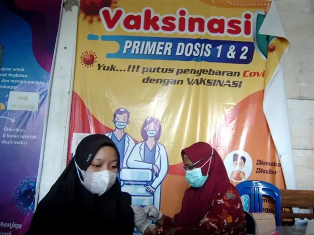 Tenaga kesehatan menyuntikkan vaksin COVID-19 di kantor Dinas Kesehatan Kota Tegal, Jawa Tengah, Kamis (15/12/2022). (ANTARA FOTO/Oky Lukmansyah)