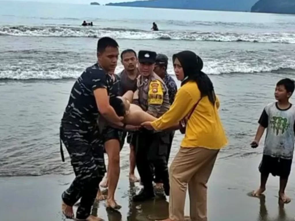 Korban selamat siswa tenggelam di Pantai Prigi, Kecamatan Watulimo Trenggalek Jawa Timur, Minggu (01/01/2023). (tnial.mil.id) 